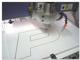 Découpe de lettres : PVC / Aluminium / Matériaux composites / Polystyrène extrudé